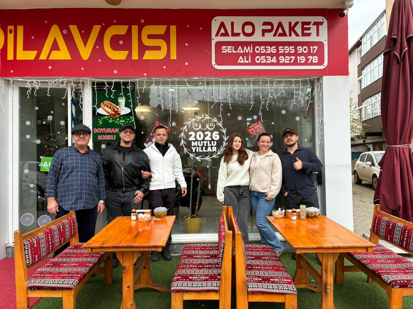 Muratlı Pilavcısı önünde misafirler ve dış oturma alanı